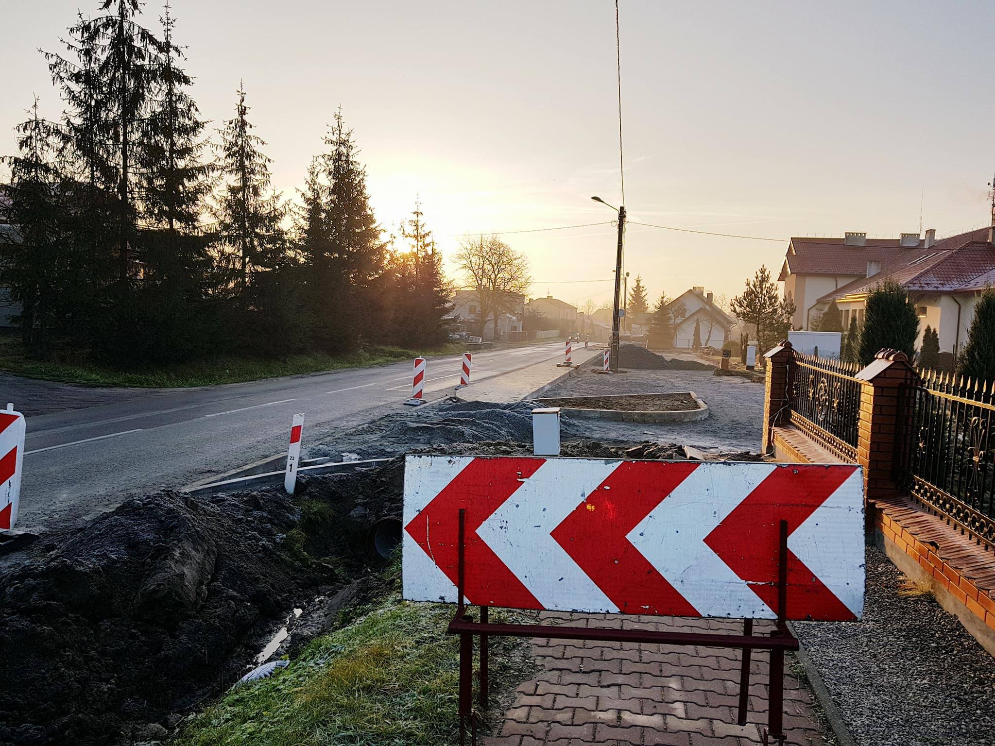 Przebudowa zatoki postojowej przed Urz�dem Gminy w Bogorii